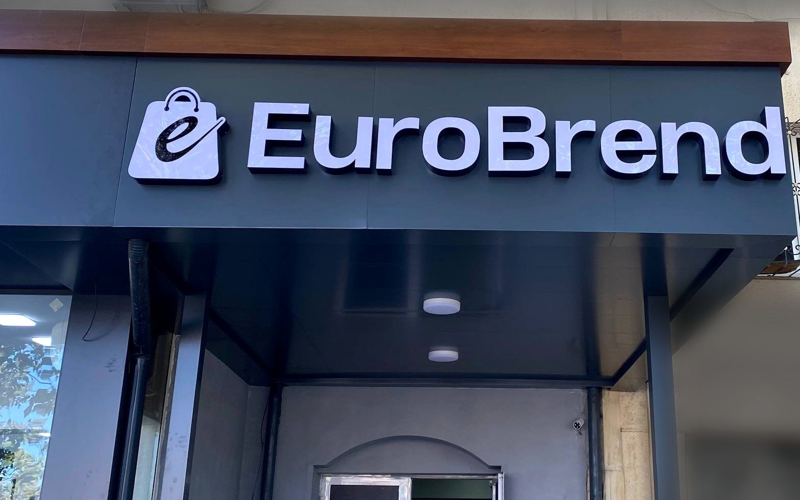 Eurobrend do'koni, Beruniy ko'chasi 8 — video
